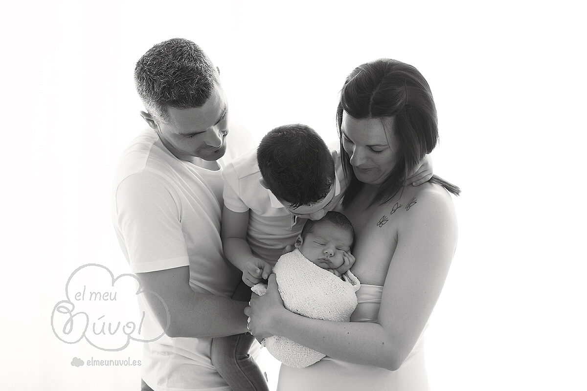 fotografía de recién nacido en blanco y negro igualada barcelona el meu núvol fotógrafo newborn infantil bebé nounat nadó