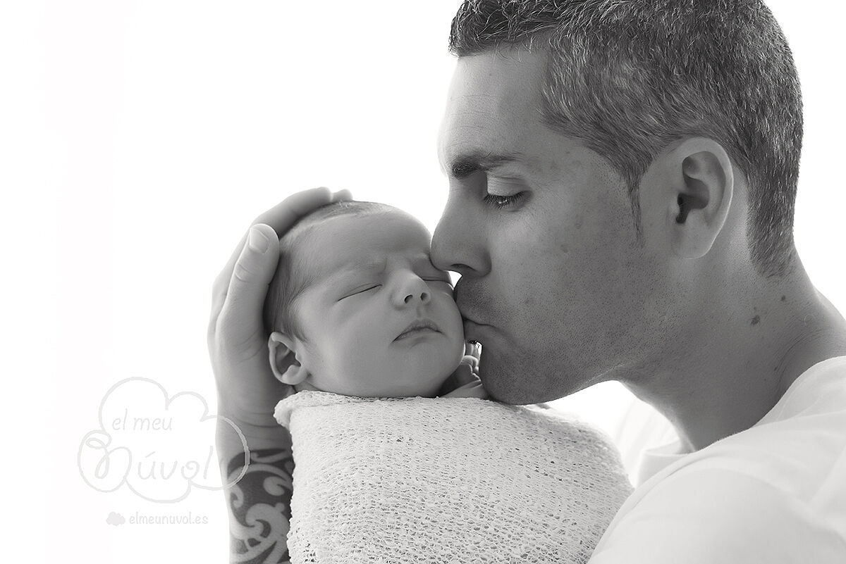 fotografía de recién nacido en blanco y negro igualada barcelona el meu núvol fotógrafo newborn infantil bebé nounat nadó