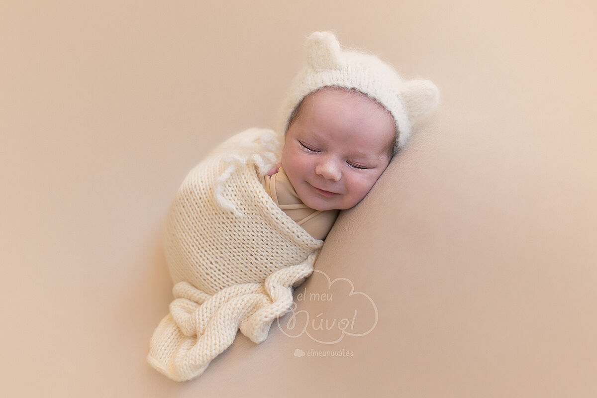 fotografía recién nacido beige igualada barcelona fotógrafo newborn el meu núvol bebé infantil familiar00015