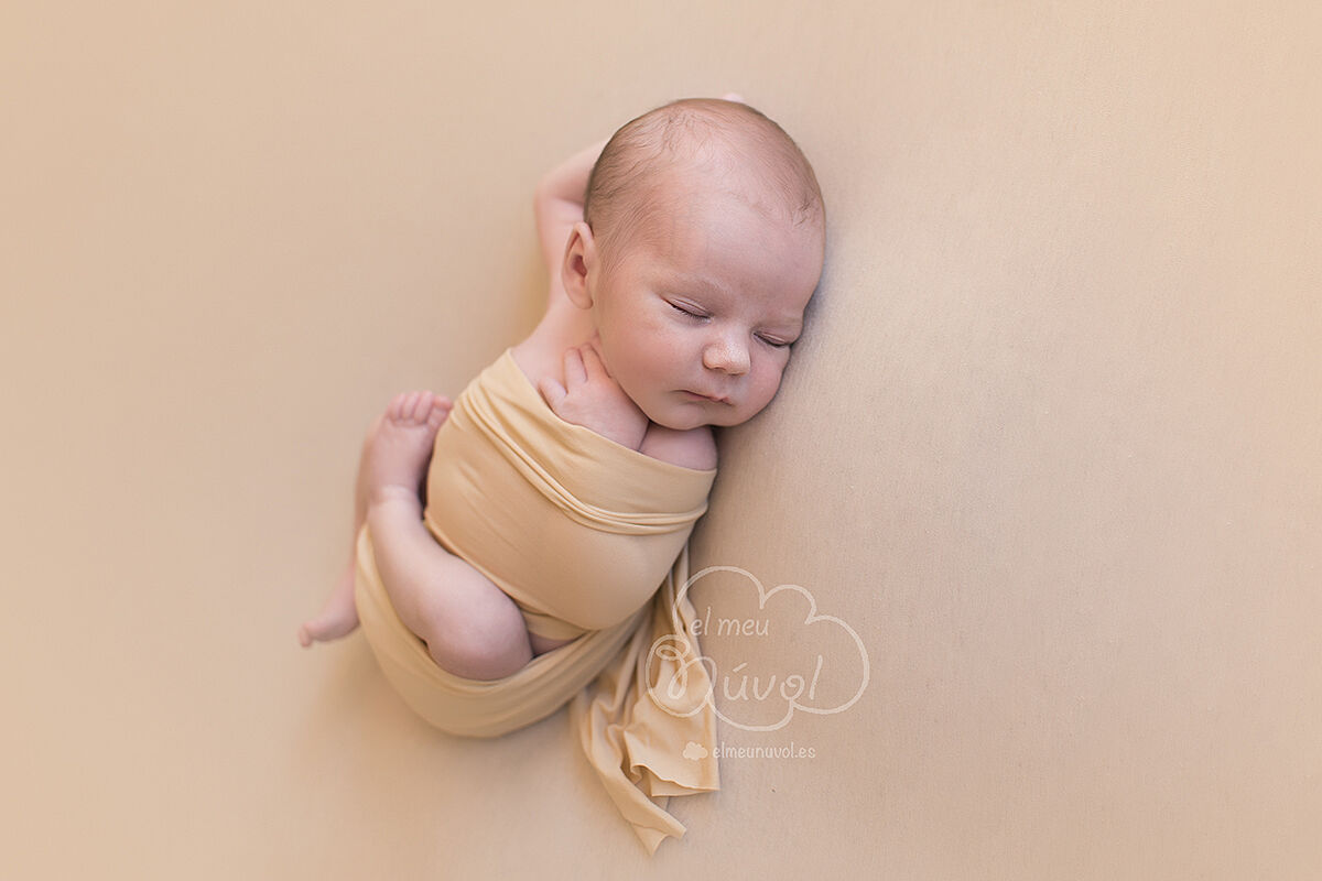 fotografía recién nacido beige igualada barcelona fotógrafo newborn el meu núvol bebé infantil familiar00020