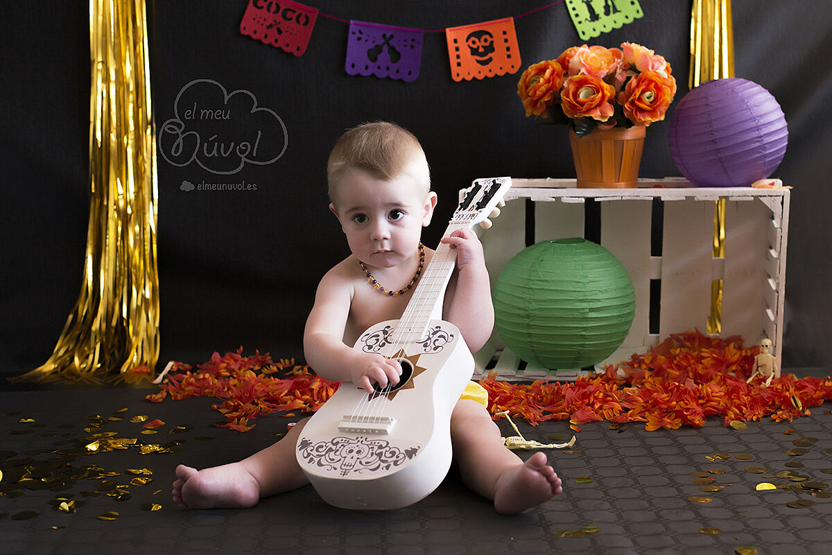 Fotografía de cumpleaños tematica coco en estudio smash the cake el meu núvol fotógrafo infantil igualada00009