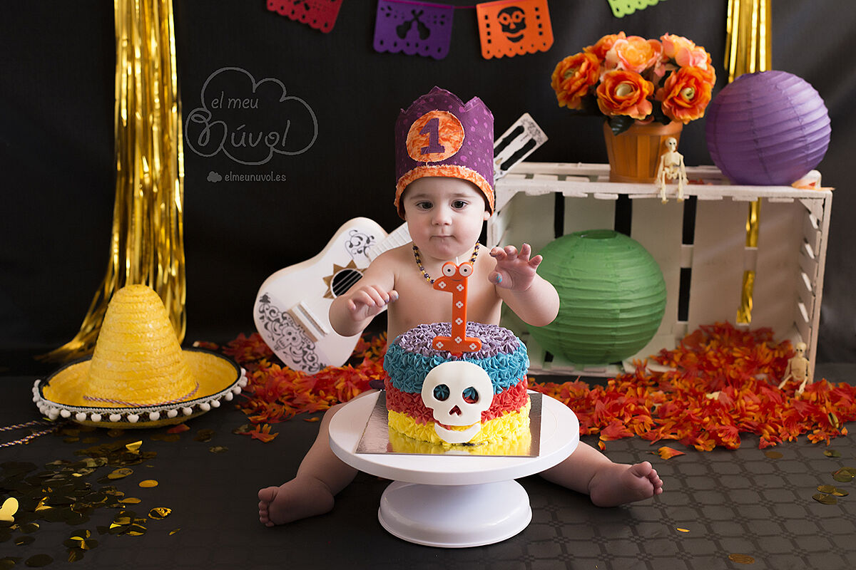 Fotografía de cumpleaños tematica coco en estudio smash the cake el meu núvol fotógrafo infantil igualada00012