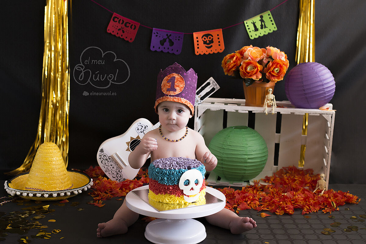 Fotografía de cumpleaños tematica coco en estudio smash the cake el meu núvol fotógrafo infantil igualada00014