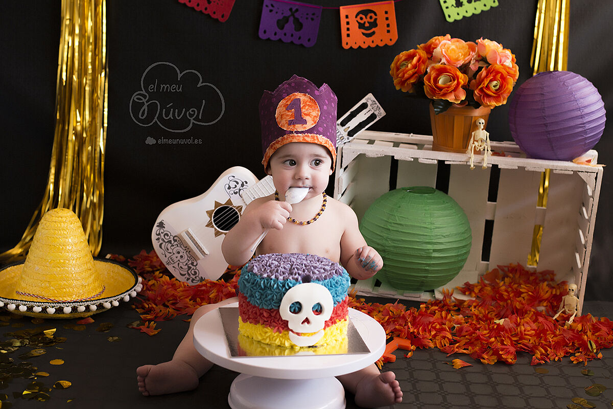 Fotografía de cumpleaños tematica coco en estudio smash the cake el meu núvol fotógrafo infantil igualada00017