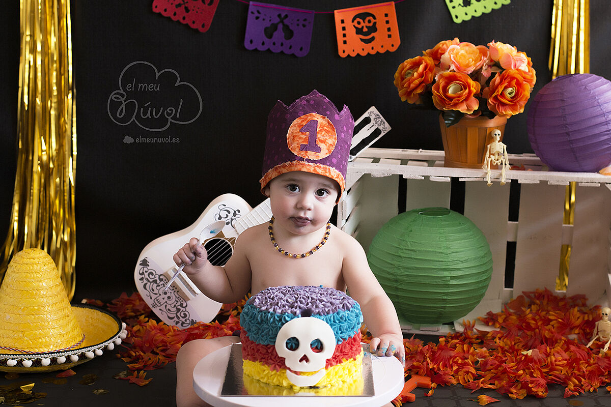 Fotografía de cumpleaños tematica coco en estudio smash the cake el meu núvol fotógrafo infantil igualada00019