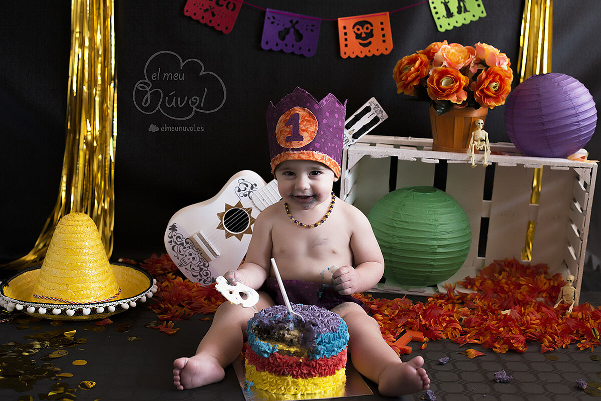 Fotografía de cumpleaños tematica coco en estudio smash the cake el meu núvol fotógrafo infantil igualada00029