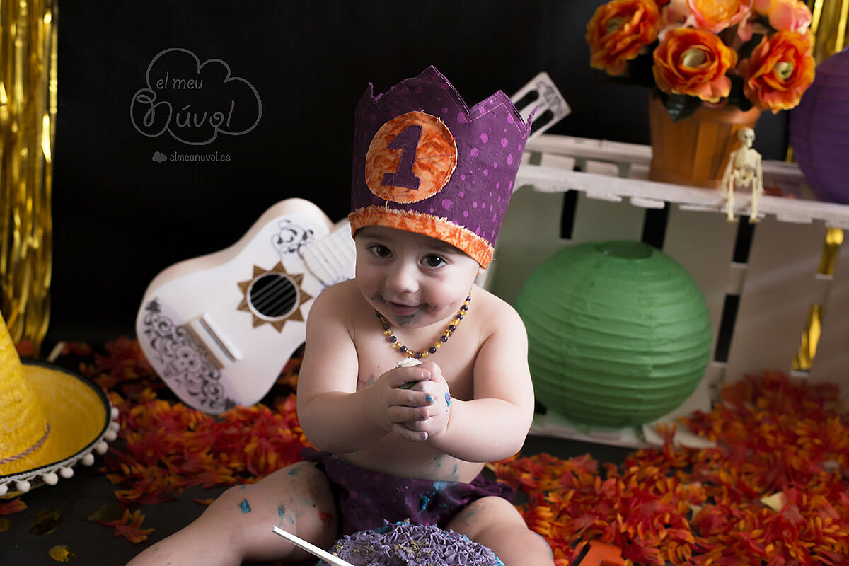 Fotografía de cumpleaños tematica coco en estudio smash the cake el meu núvol fotógrafo infantil igualada00034