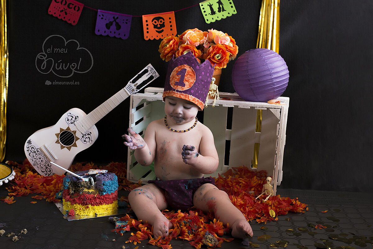Fotografía de cumpleaños tematica coco en estudio smash the cake el meu núvol fotógrafo infantil igualada00039