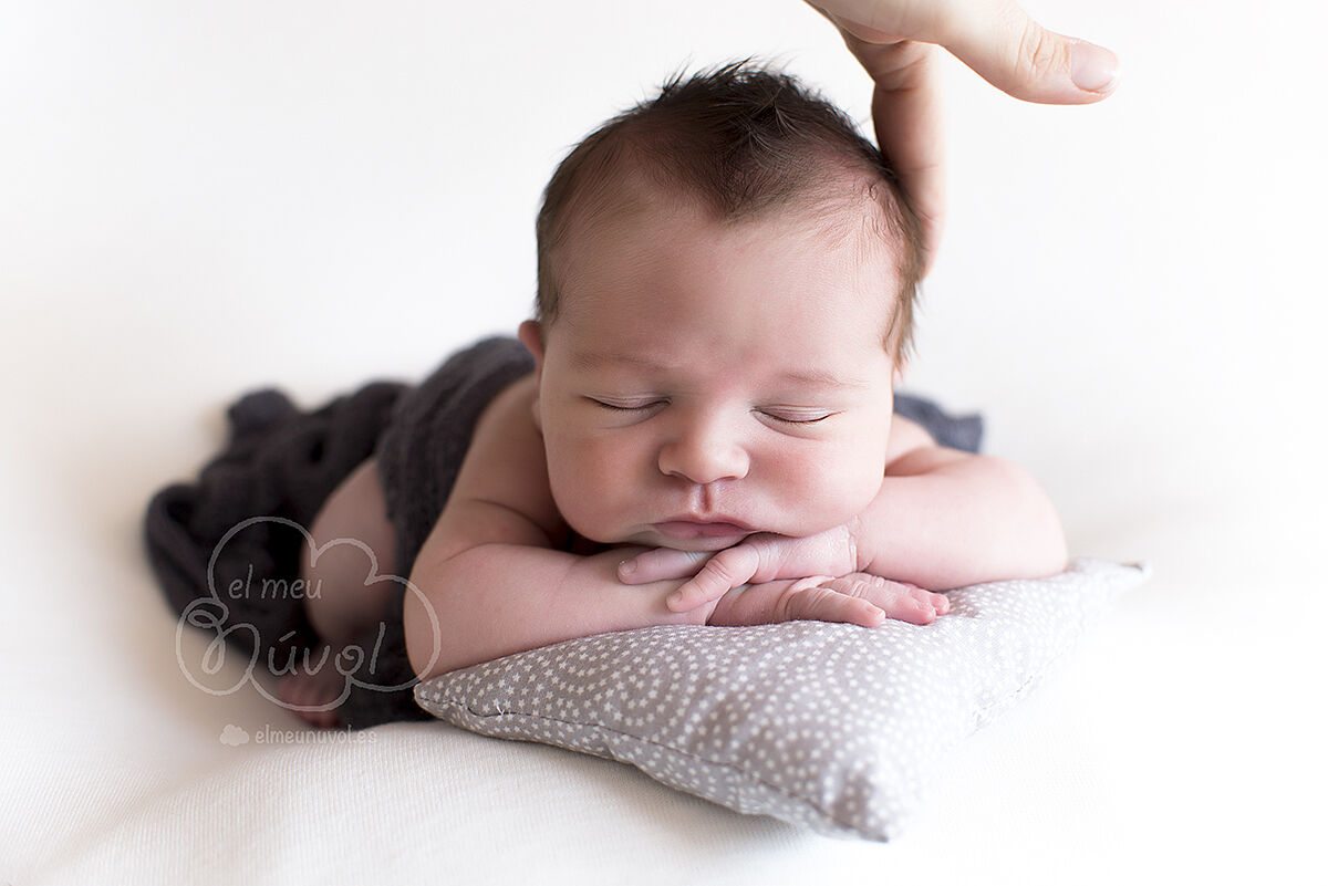 fotografía de recién nacido segura en igualada barcelona el meu núvol fotógrafo seguridad neonatal nounat bebé newborn00002