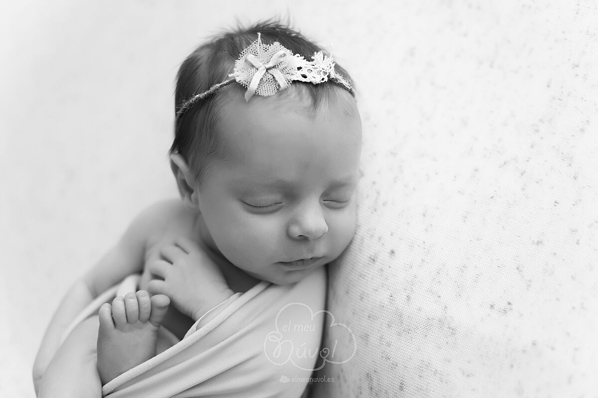 fotografía de recién nacido blanco y negro en igualada barcelona el meu núvol fotógrafo newborn infantil bebé nounat