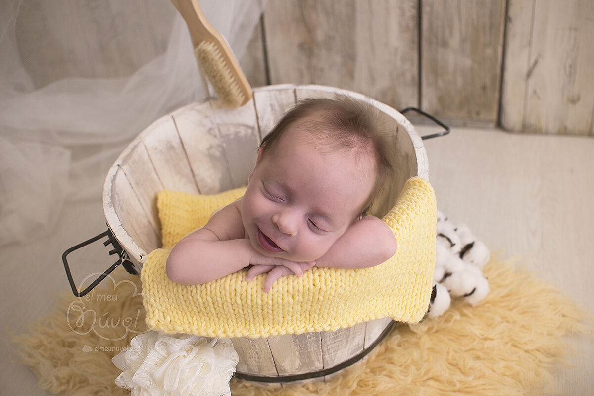 fotografía de recién nacido bath time en igualada barcelona el meu núvol fotógrafo newborn infantil bebé nounat