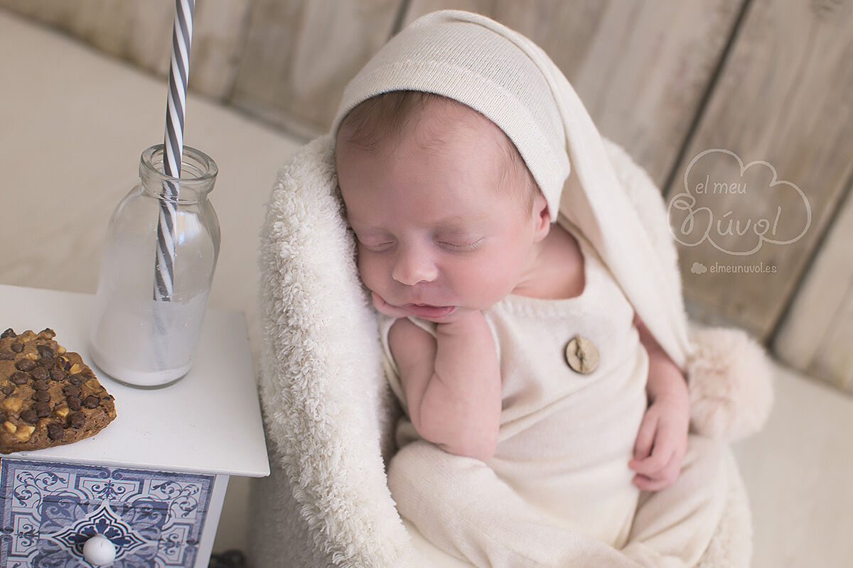fotografía newborn leche con galletas en igualada barcelona el meu núvol fotógrafo de recién nacidos infantil bebé nounat