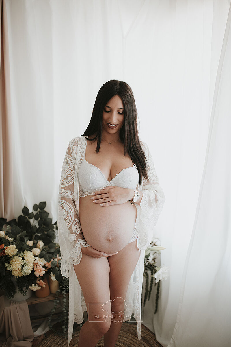 sesion de embarazo en estudio en igualada barcelona el meu nuvol fotografia maternidad familiar00001
