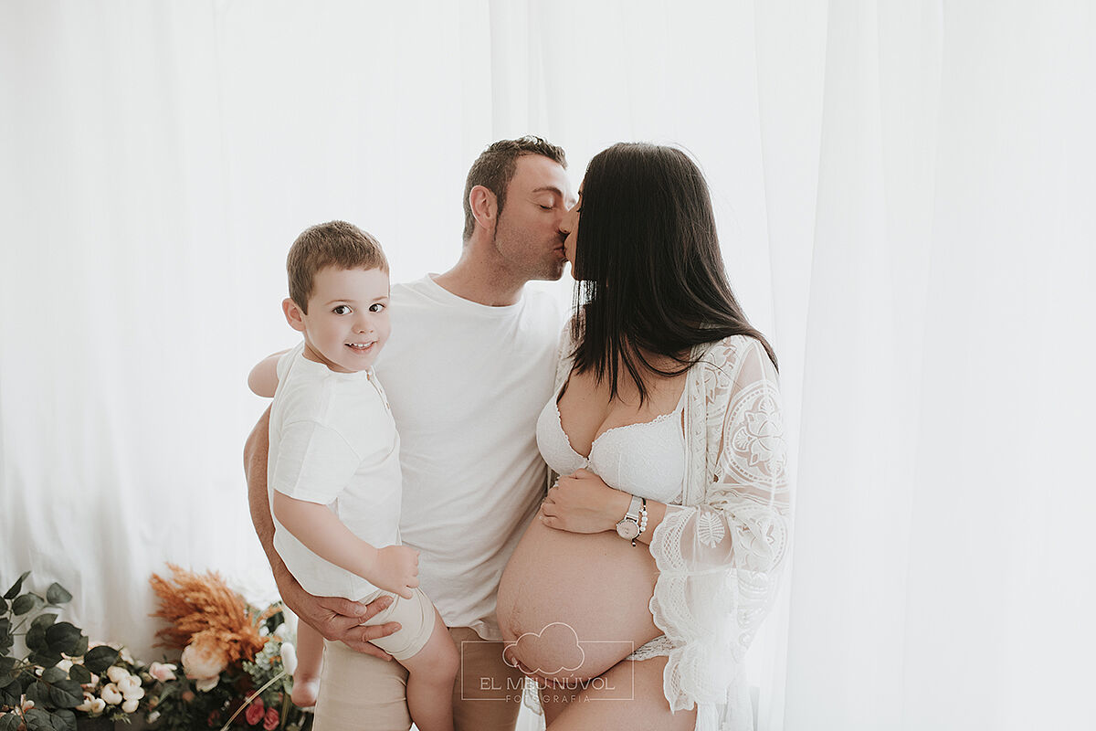 sesion de embarazo en estudio en igualada barcelona el meu nuvol fotografia maternidad familiar00003