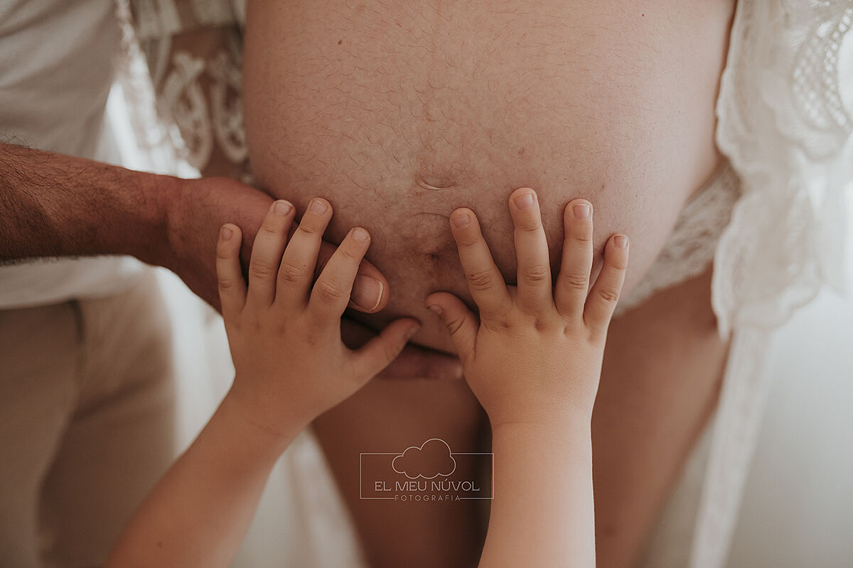 sesion de embarazo en estudio en igualada barcelona el meu nuvol fotografia maternidad familiar00004