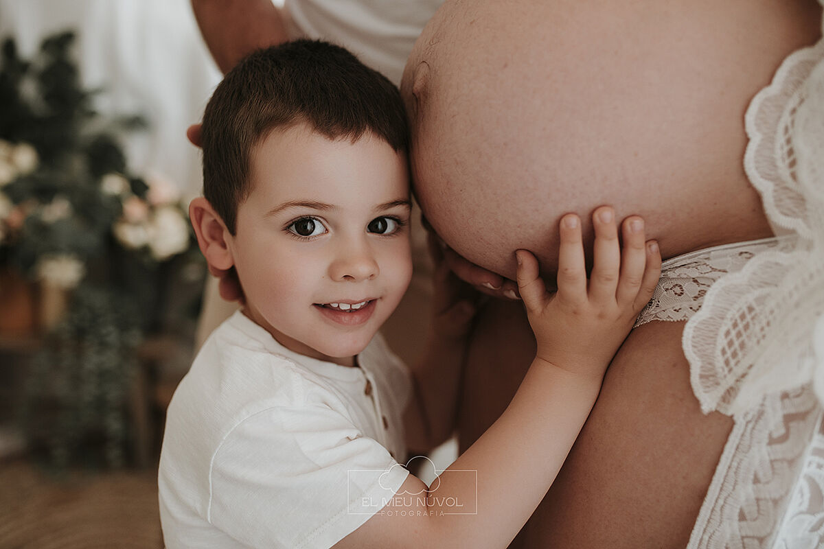 sesion de embarazo en estudio en igualada barcelona el meu nuvol fotografia maternidad familiar00006