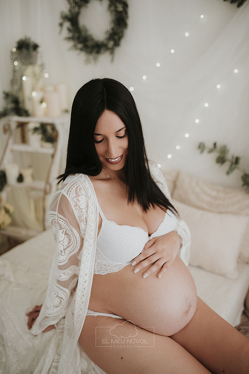 sesion de embarazo en estudio en igualada barcelona el meu nuvol fotografia maternidad familiar00008