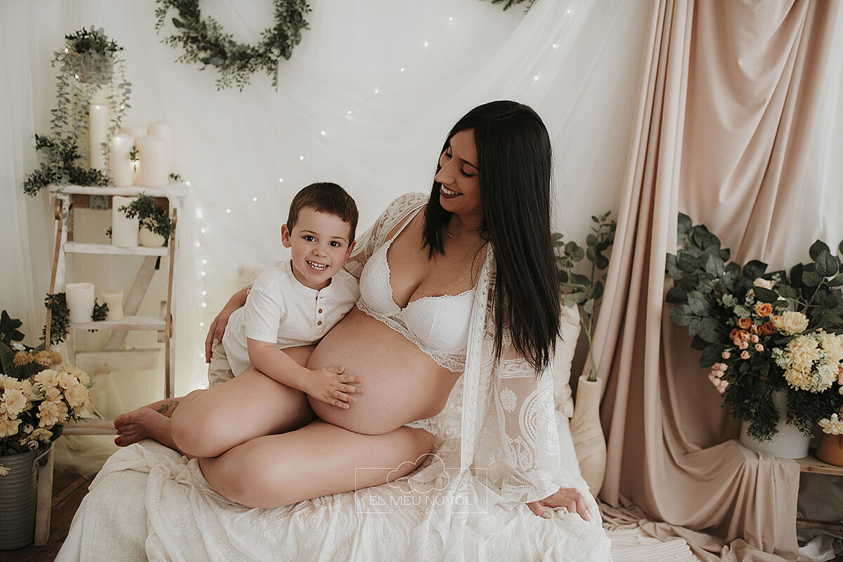 sesion de embarazo en estudio en igualada barcelona el meu nuvol fotografia maternidad familiar00009