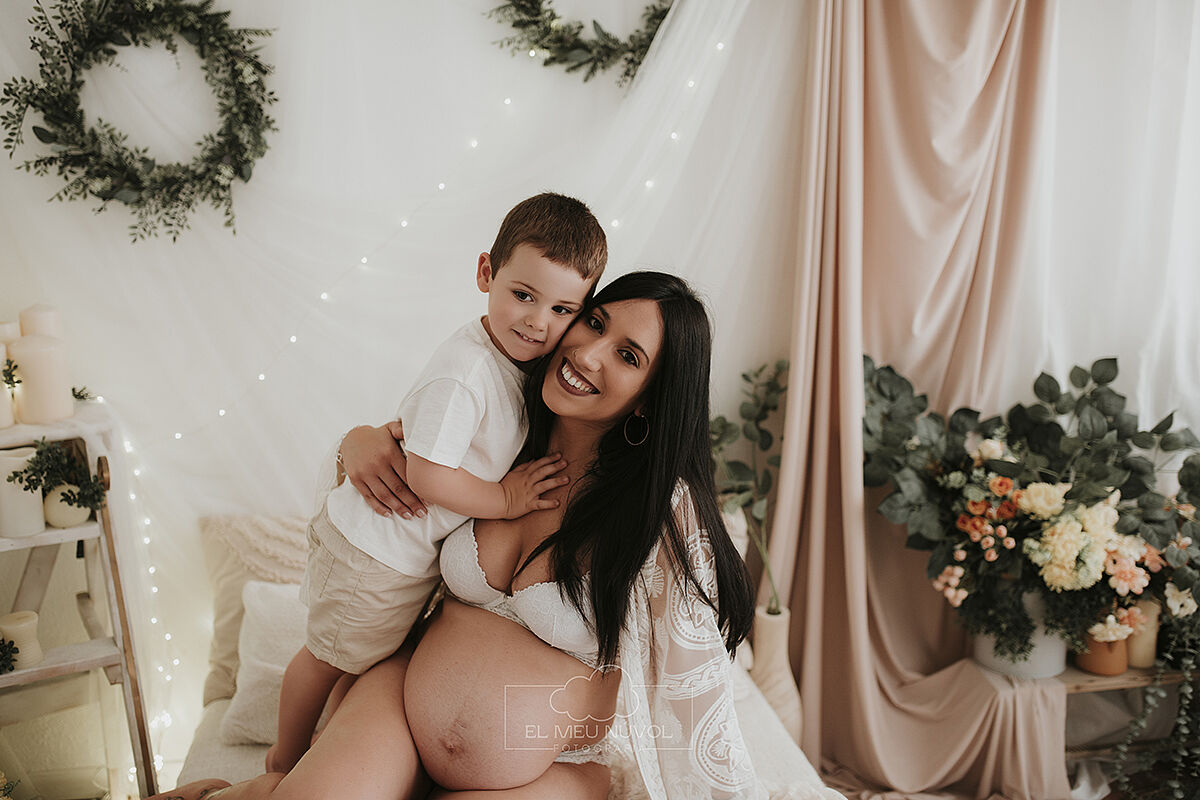 sesion de embarazo en estudio en igualada barcelona el meu nuvol fotografia maternidad familiar00010