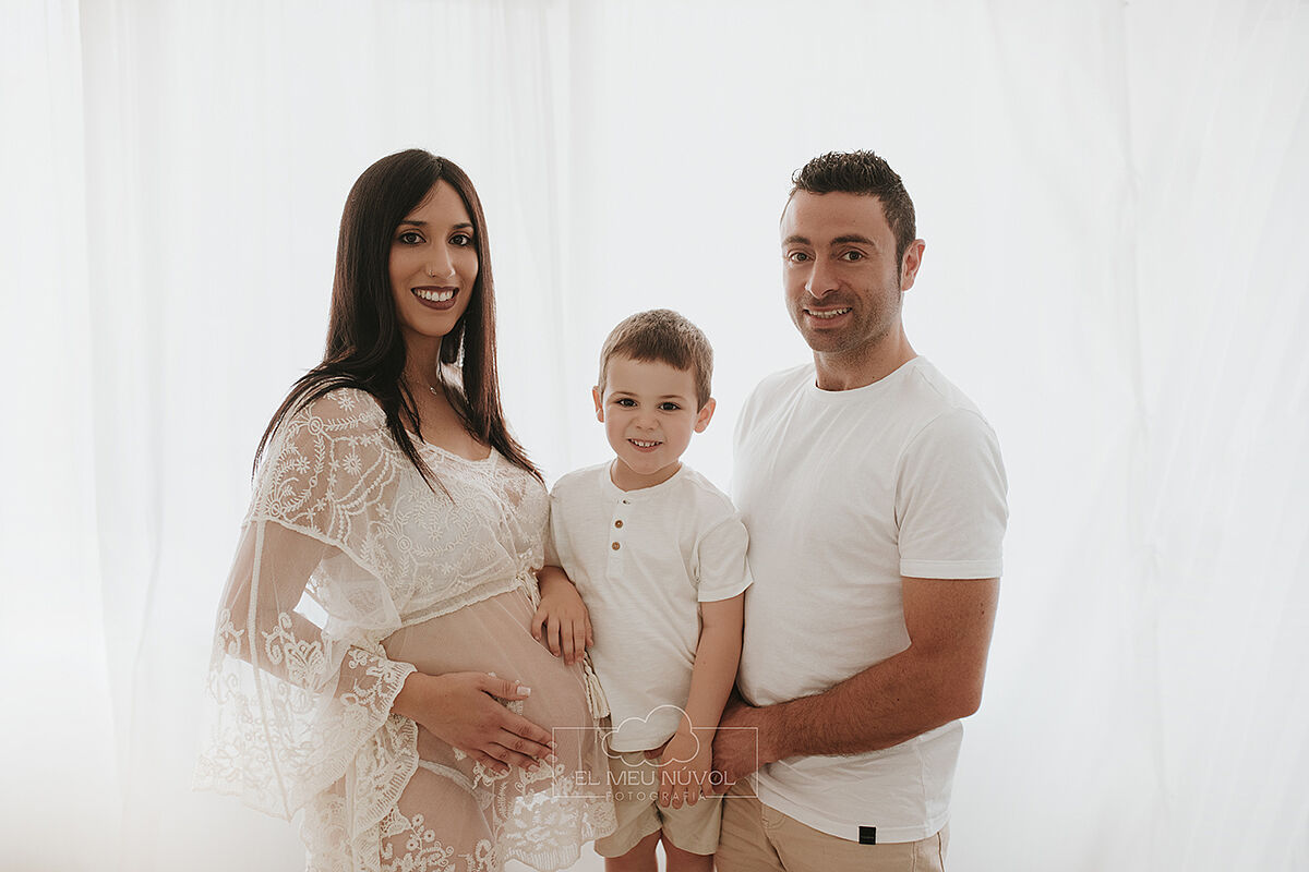 sesion de embarazo en estudio en igualada barcelona el meu nuvol fotografia maternidad familiar00016