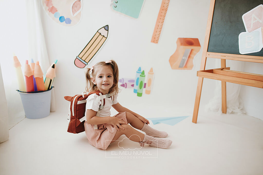 elmeunúvol.es - sesion-mi-primer-dia-de-cole-en-igualada-barcelona-el-meu-nuvol-fotografia-infantil00025-ts20250903104322434574.jpg