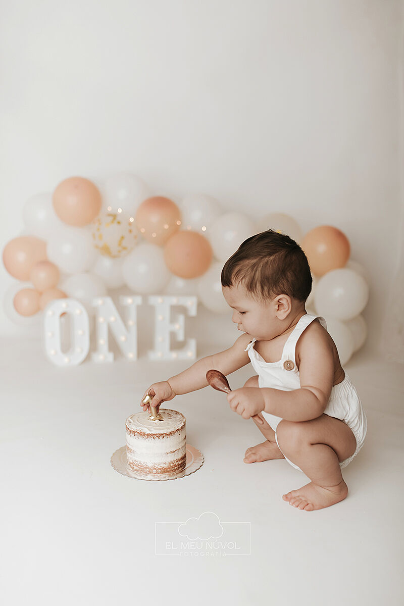 sesion del primer cumpleaños en igualada el meu nuvol fotografia smash cake00005