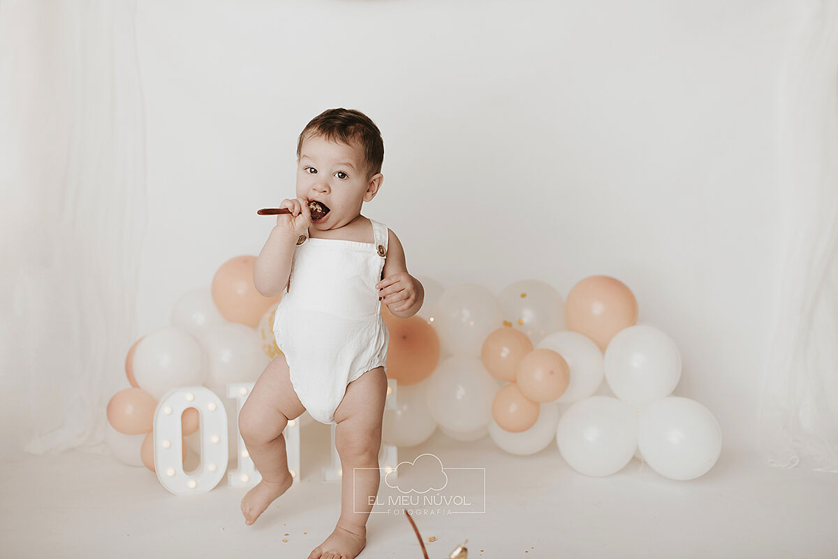 sesion del primer cumpleaños en igualada el meu nuvol fotografia smash cake00009