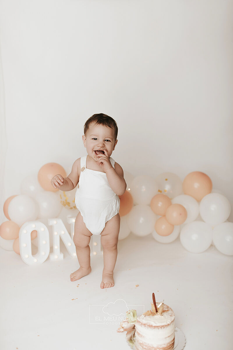 sesion del primer cumpleaños en igualada el meu nuvol fotografia smash cake00010