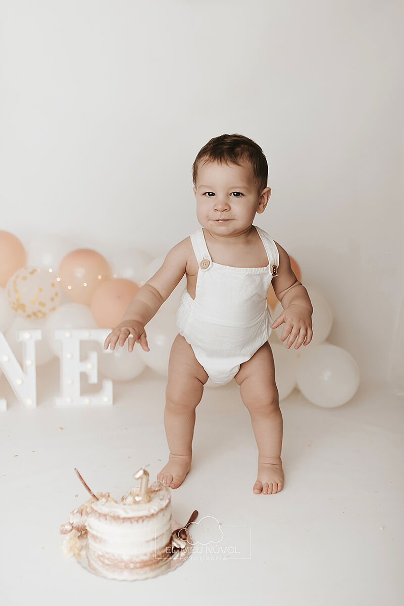sesion del primer cumpleaños en igualada el meu nuvol fotografia smash cake00011