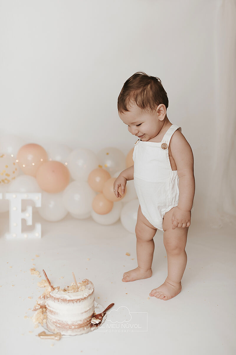 sesion del primer cumpleaños en igualada el meu nuvol fotografia smash cake00013