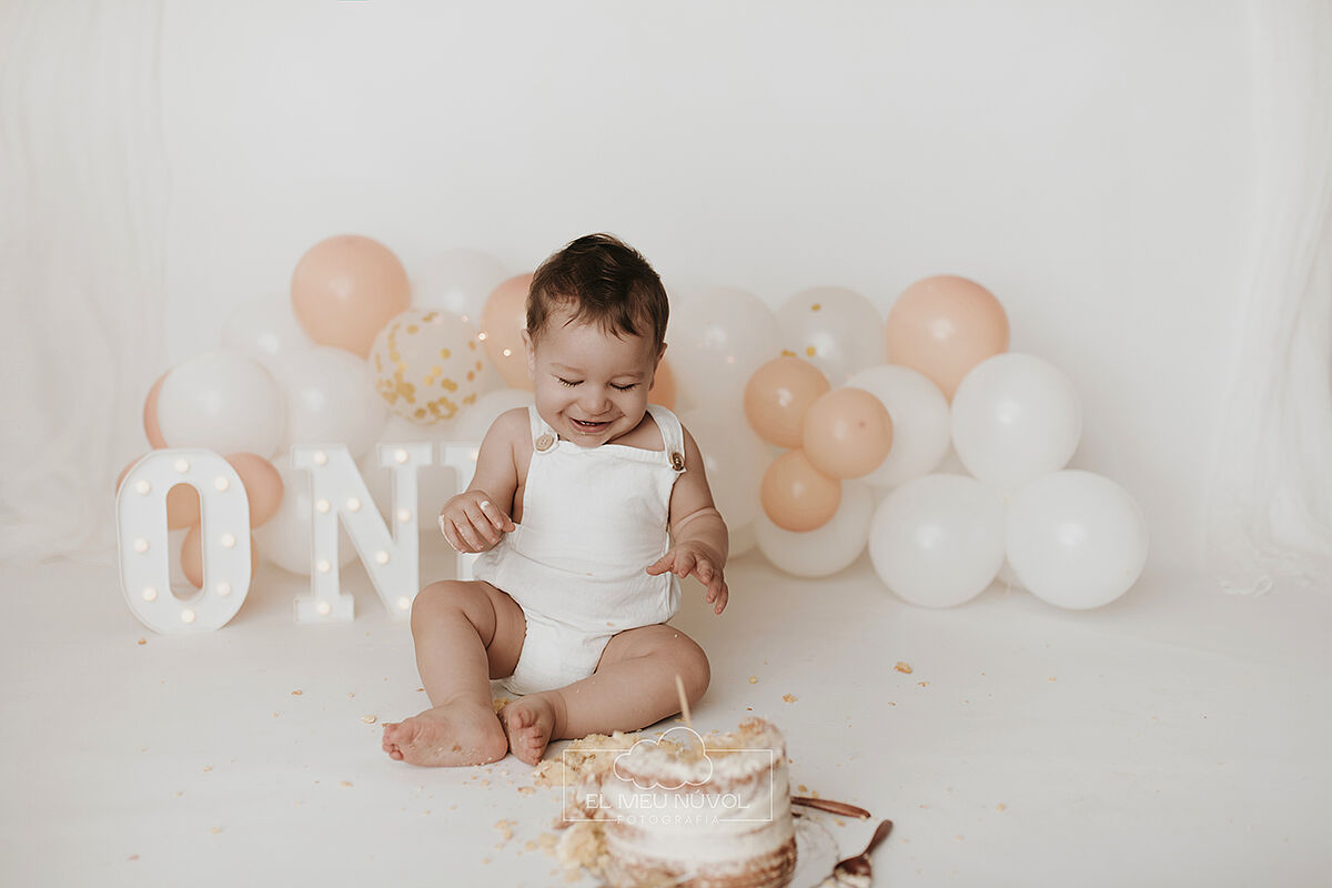 sesion del primer cumpleaños en igualada el meu nuvol fotografia smash cake00014