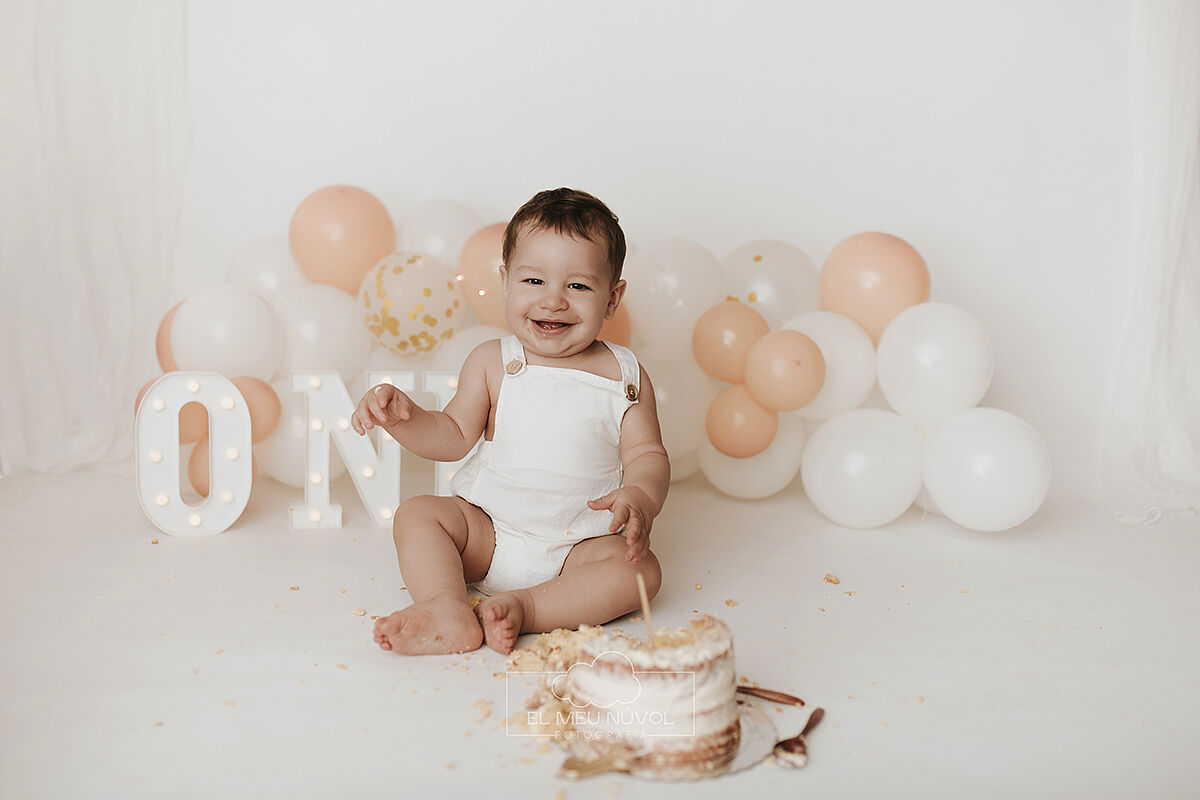 sesion del primer cumpleaños en igualada el meu nuvol fotografia smash cake00015
