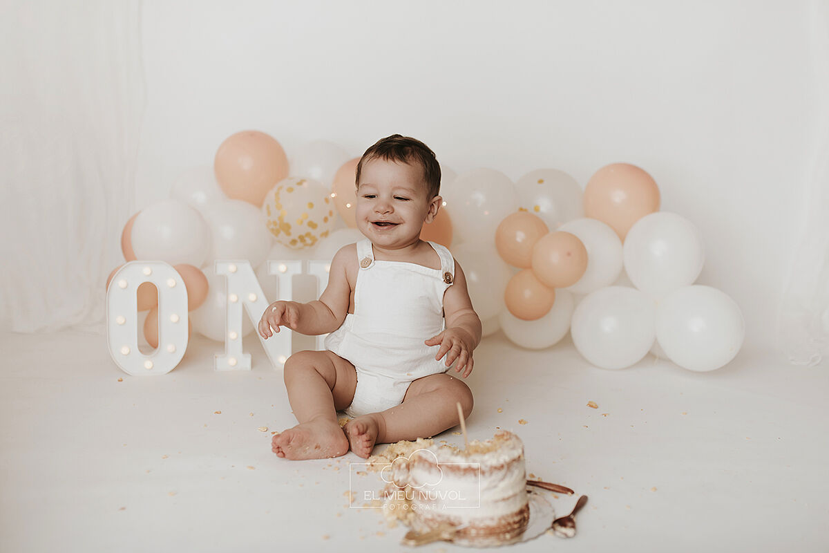 sesion del primer cumpleaños en igualada el meu nuvol fotografia smash cake00016