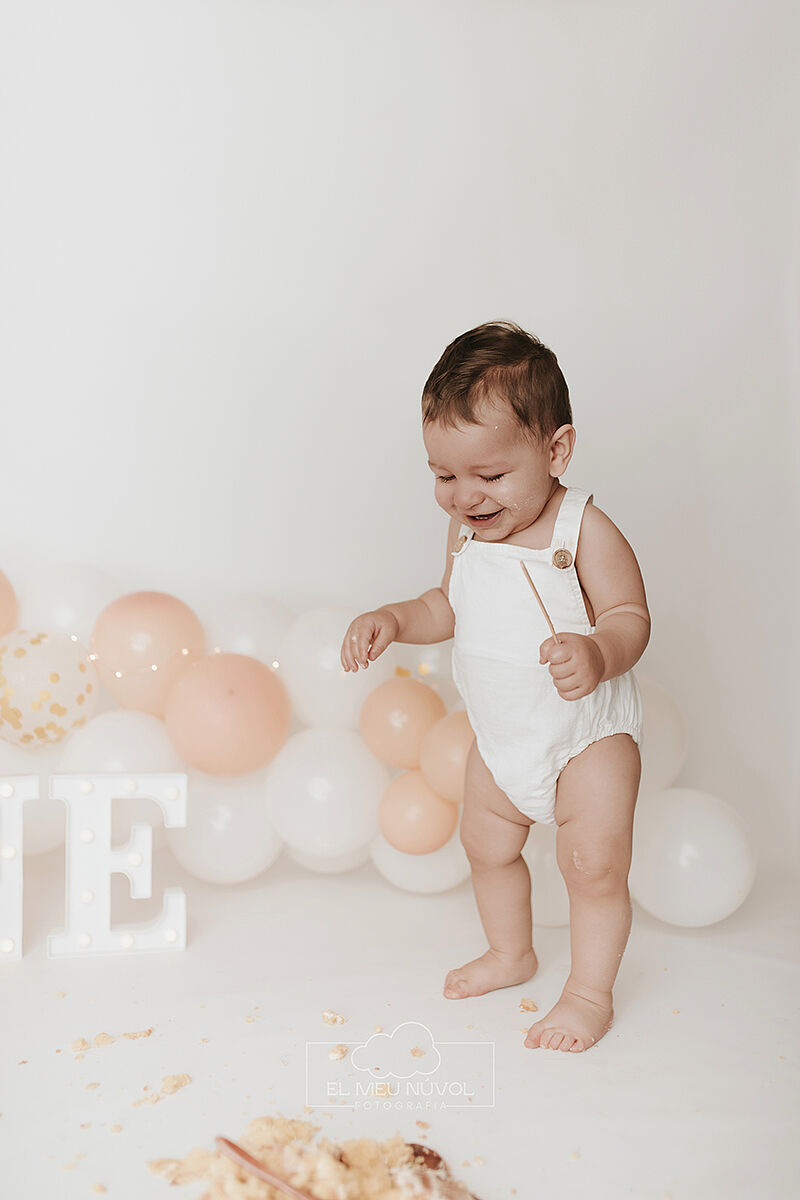 sesion del primer cumpleaños en igualada el meu nuvol fotografia smash cake00017