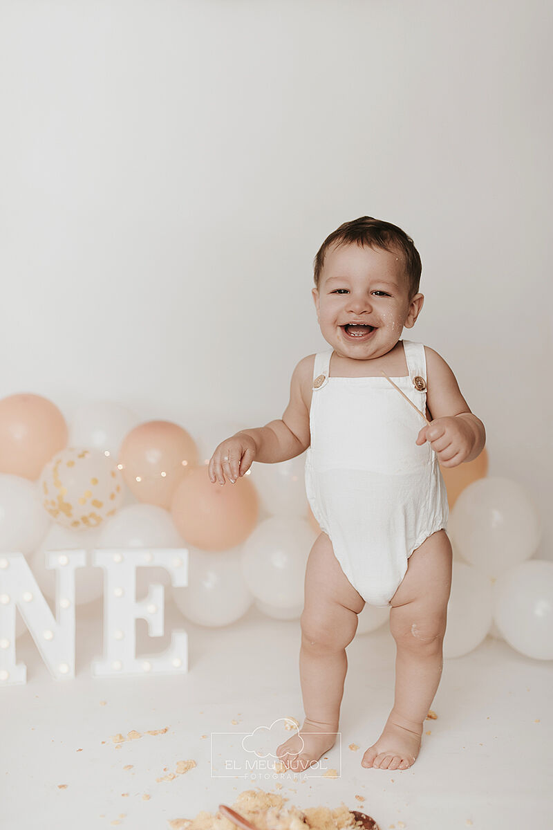 sesion del primer cumpleaños en igualada el meu nuvol fotografia smash cake00018