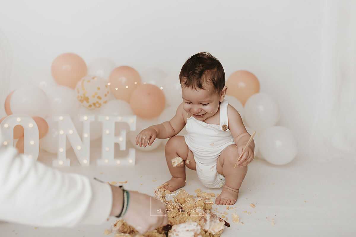 sesion del primer cumpleaños en igualada el meu nuvol fotografia smash cake00019