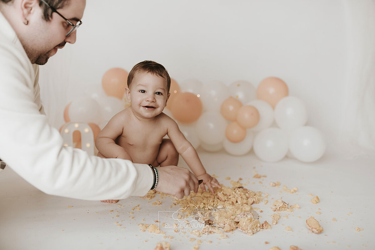 sesion del primer cumpleaños en igualada el meu nuvol fotografia smash cake00020