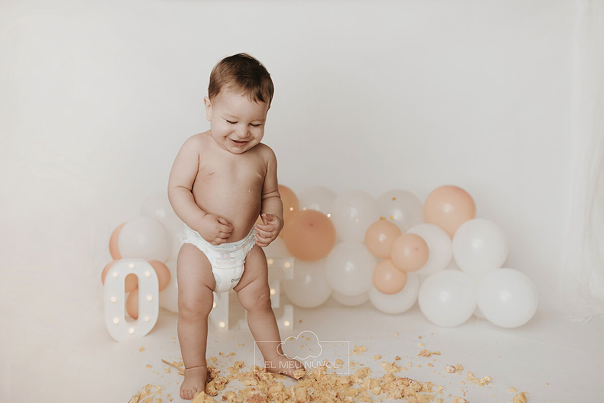 sesion del primer cumpleaños en igualada el meu nuvol fotografia smash cake00021