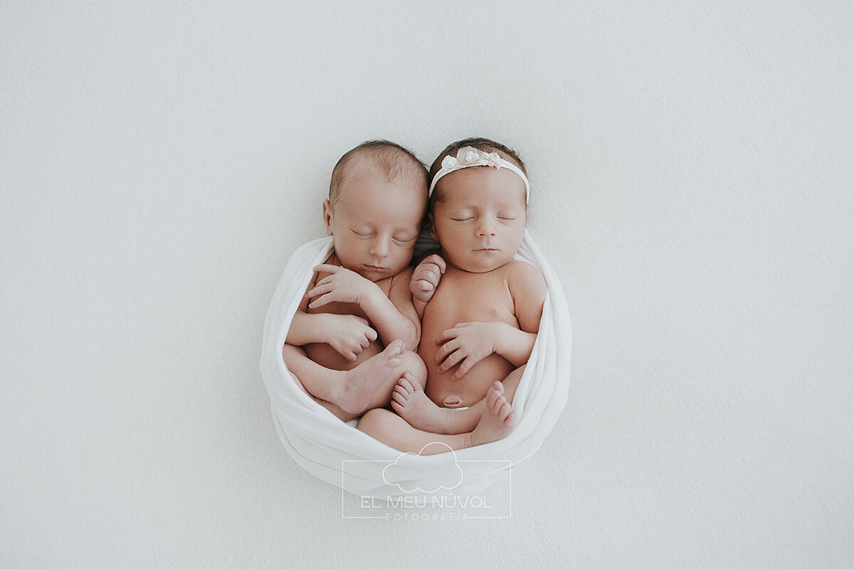 elmeunúvol.es - fotografia-de-gemelos-recien-nacidos-en-igualada-barcelona-el-meu-nuvol-fotografa-newborn-mellizos-familia00005-ts20251007082305907270.jpg