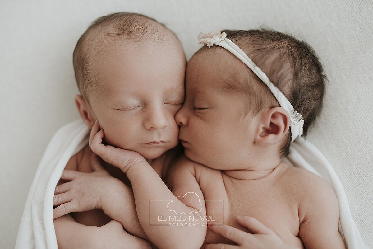 fotografia de gemelos recien nacidos en igualada barcelona el meu nuvol fotografa newborn mellizos familia00006