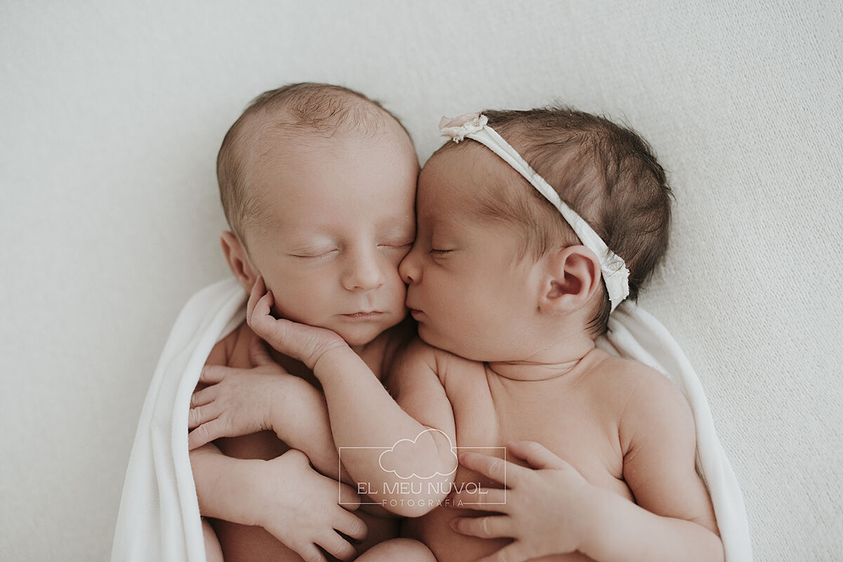 elmeunúvol.es - fotografia-de-gemelos-recien-nacidos-en-igualada-barcelona-el-meu-nuvol-fotografa-newborn-mellizos-familia00008-ts20251007082437825813.jpg