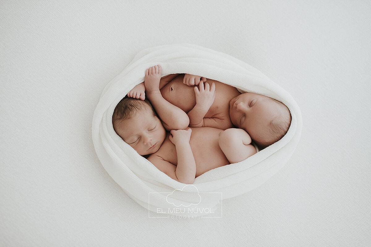 fotografia de gemelos recien nacidos en igualada barcelona el meu nuvol fotografa newborn mellizos familia00012