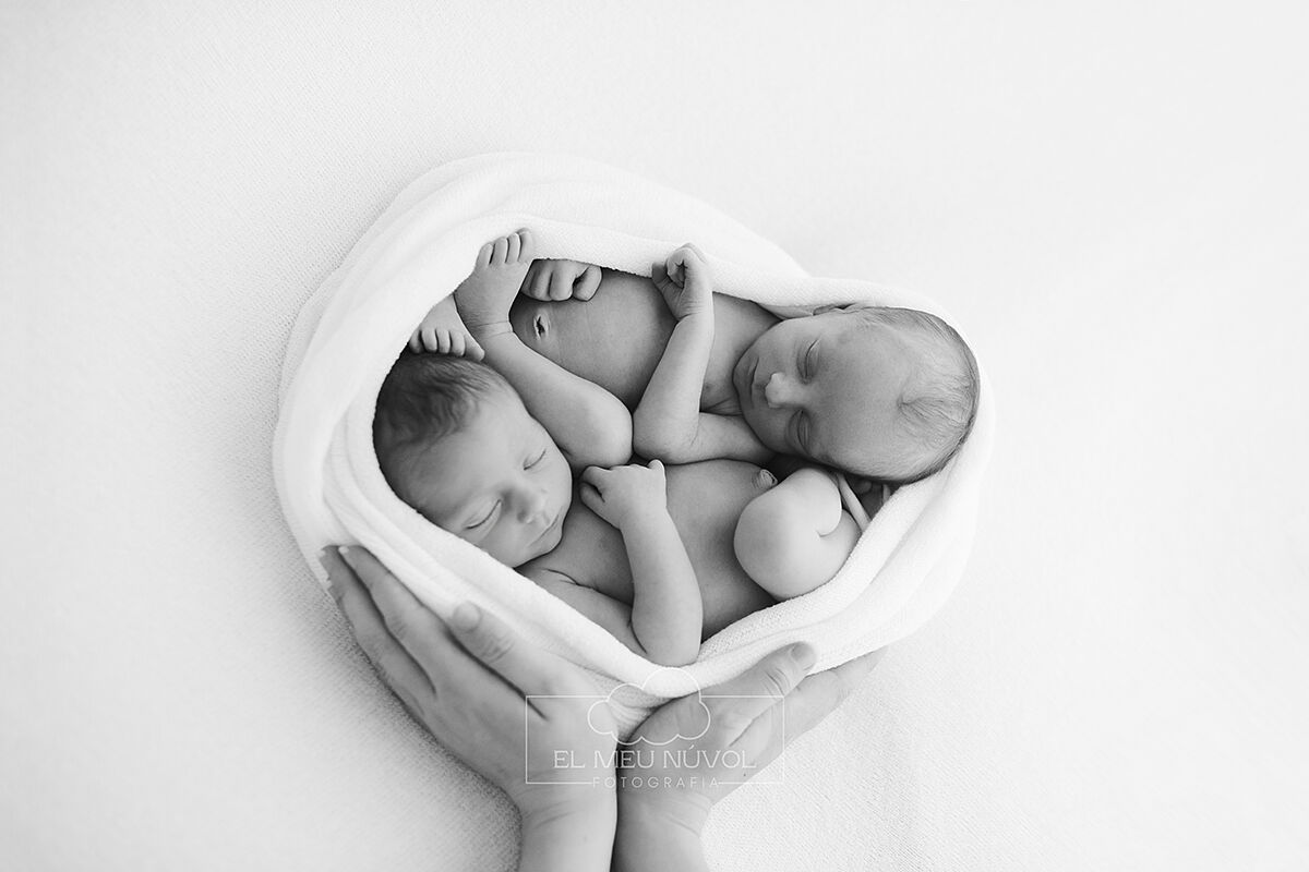 elmeunúvol.es - fotografia-de-gemelos-recien-nacidos-en-igualada-barcelona-el-meu-nuvol-fotografa-newborn-mellizos-familia00014-ts20251007082551572007.jpg