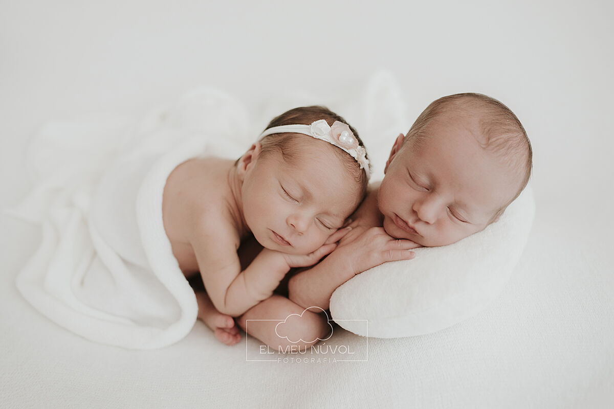 elmeunúvol.es - fotografia-de-gemelos-recien-nacidos-en-igualada-barcelona-el-meu-nuvol-fotografa-newborn-mellizos-familia00021-ts20251007084807480454.jpg