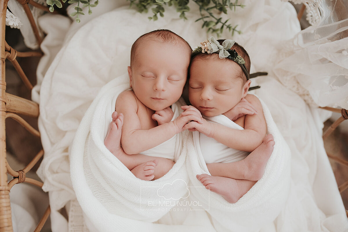 elmeunúvol.es - fotografia-de-gemelos-recien-nacidos-en-igualada-barcelona-el-meu-nuvol-fotografa-newborn-mellizos-familia00090-ts20251007090508362730.jpg