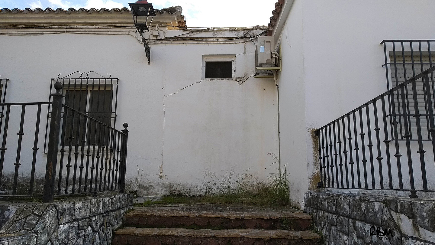 1904_02-recinto-polivalente-morana-cuevas-de-san-marcos-arquitecto-raul-benitez