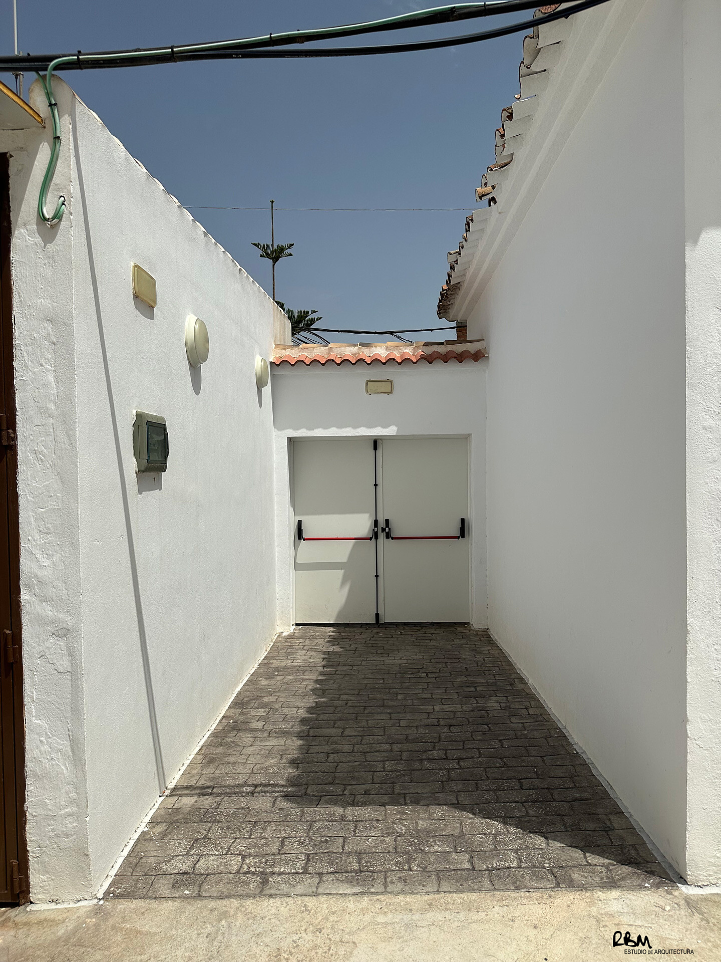 1904_09-recinto-polivalente-morana-cuevas-de-san-marcos-arquitecto-raul-benitez