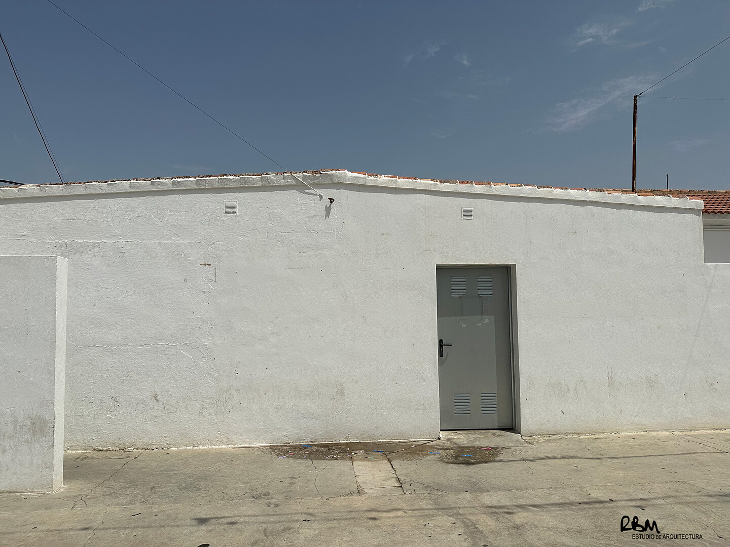 1904_10-recinto-polivalente-morana-cuevas-de-san-marcos-arquitecto-raul-benitez