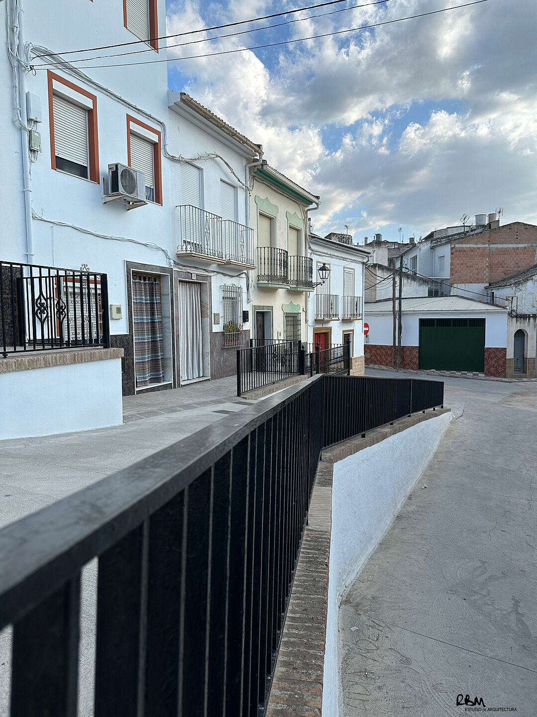 2113_02-calle-lucena-cuevas-de-san-marcos-arquitecto-raul-benitez