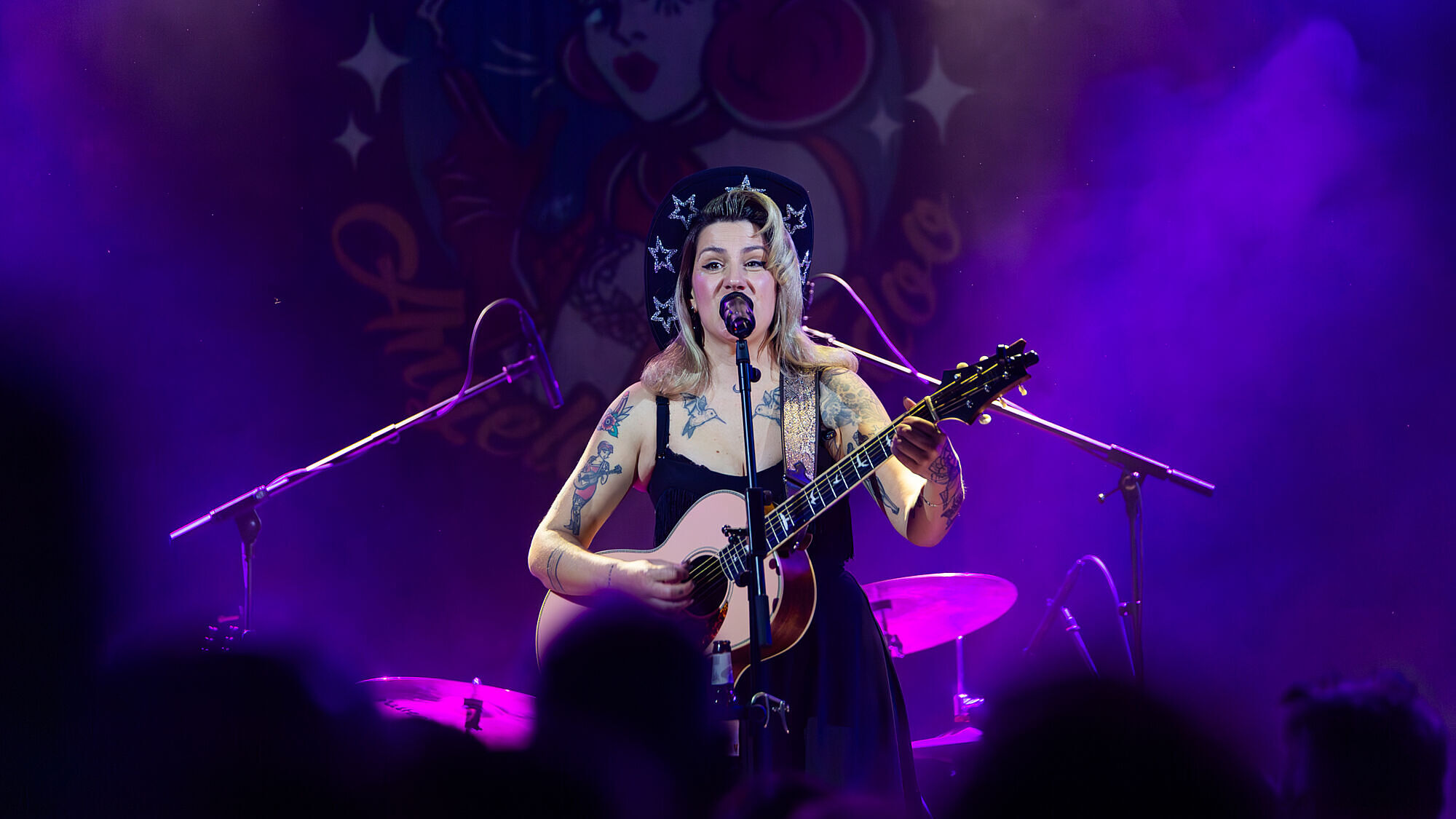 ÁNGELA HOODOO CERRÓ GIRA EN LA COCHERA CABARET